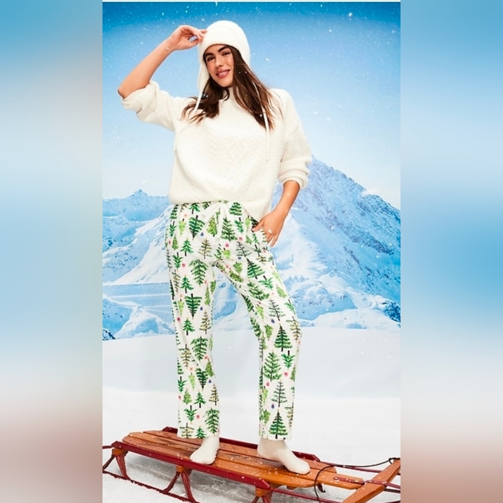 Old Navy White and Green Holiday Pants